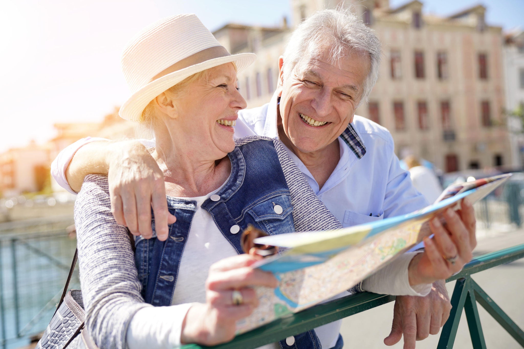 photo-older-couple-smiling-looking-at-map