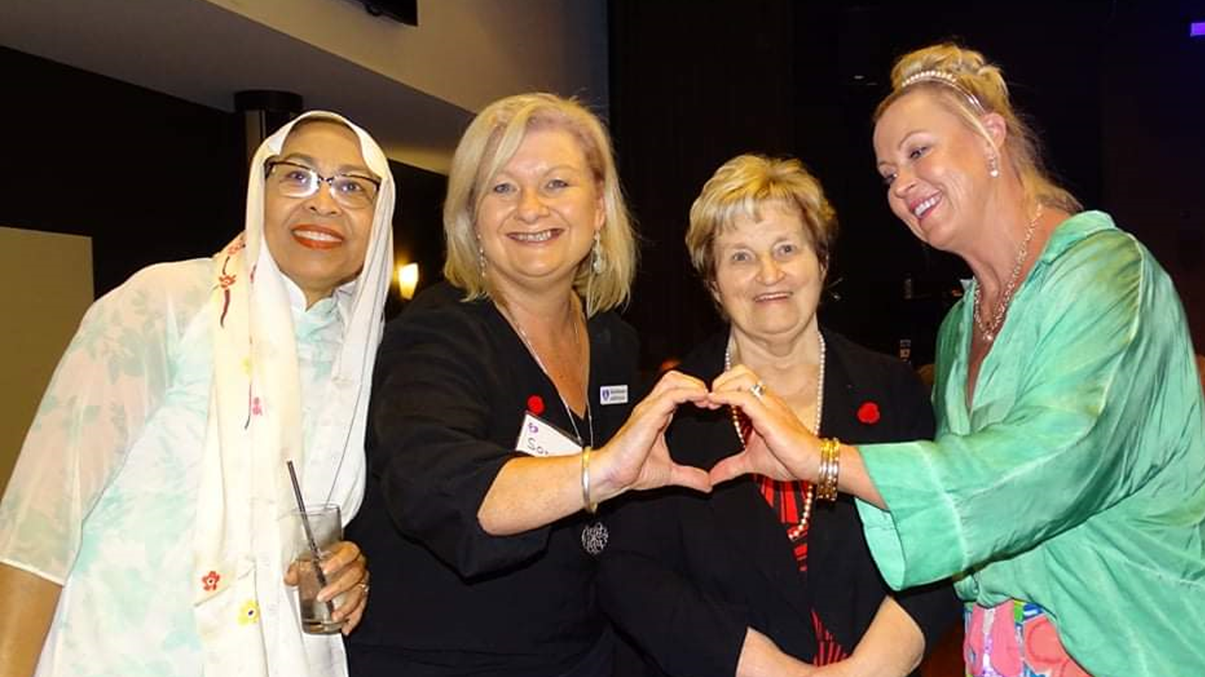 photo-group-women-hairdressers-with-heart