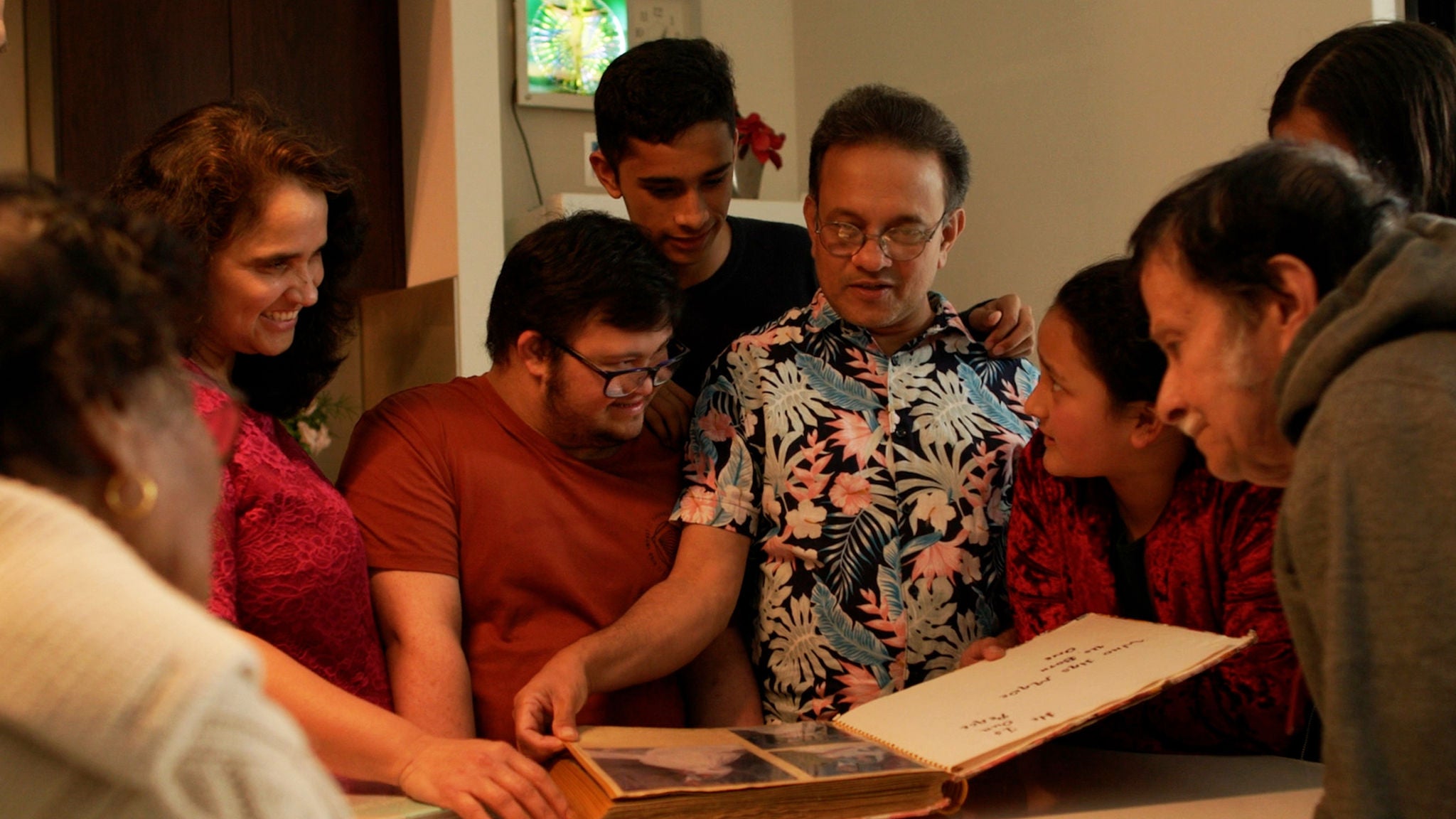 photo-richardson-family-looking-at-photo-album