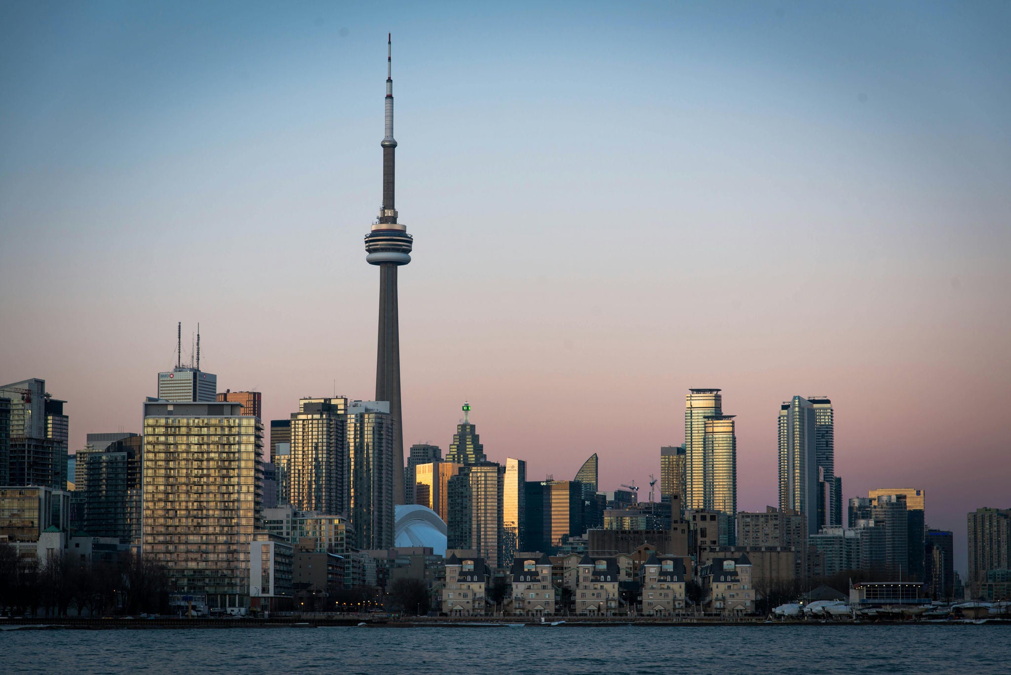photo-canada-skyline-waterfront-buildings