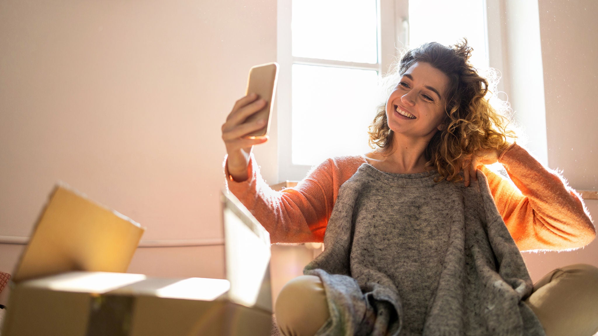 photo-woman-taking-selfie-jumper-blue-grey-online-shopping