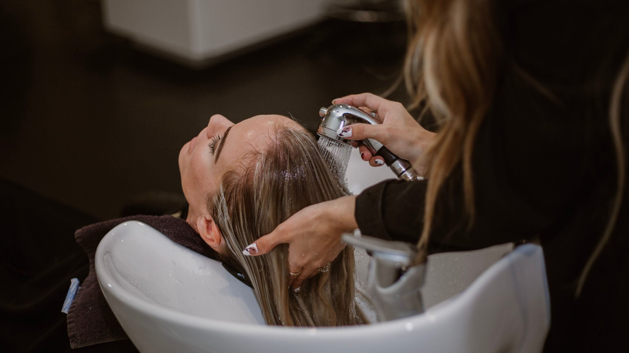photo-washing-hair-hairdresser