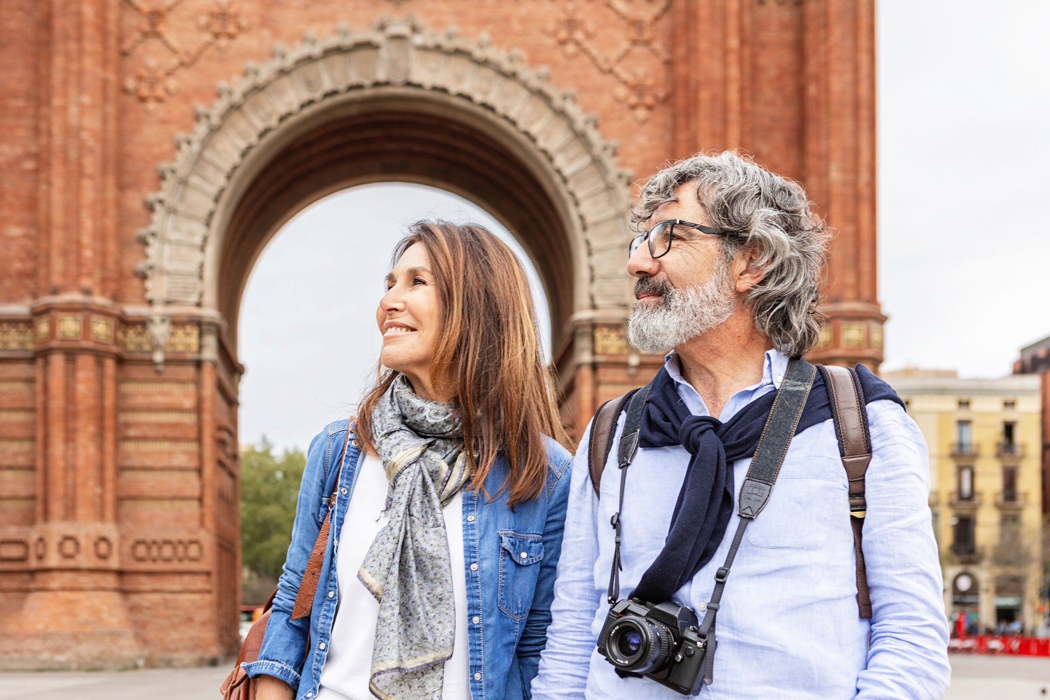 photo-travel-man-beard-camera-couple-glasses-europe