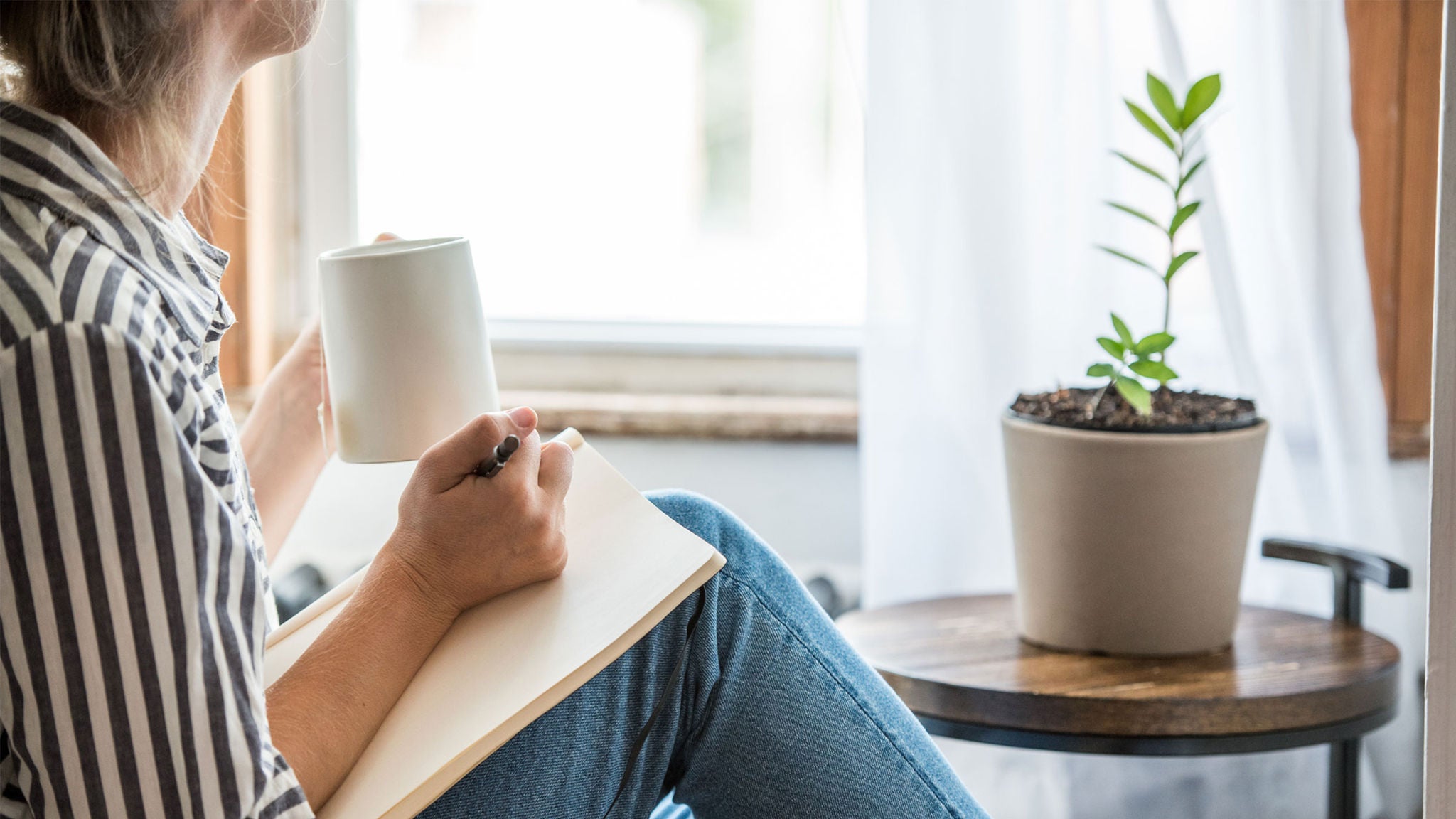 photo-woman-coffee-notepad-plant