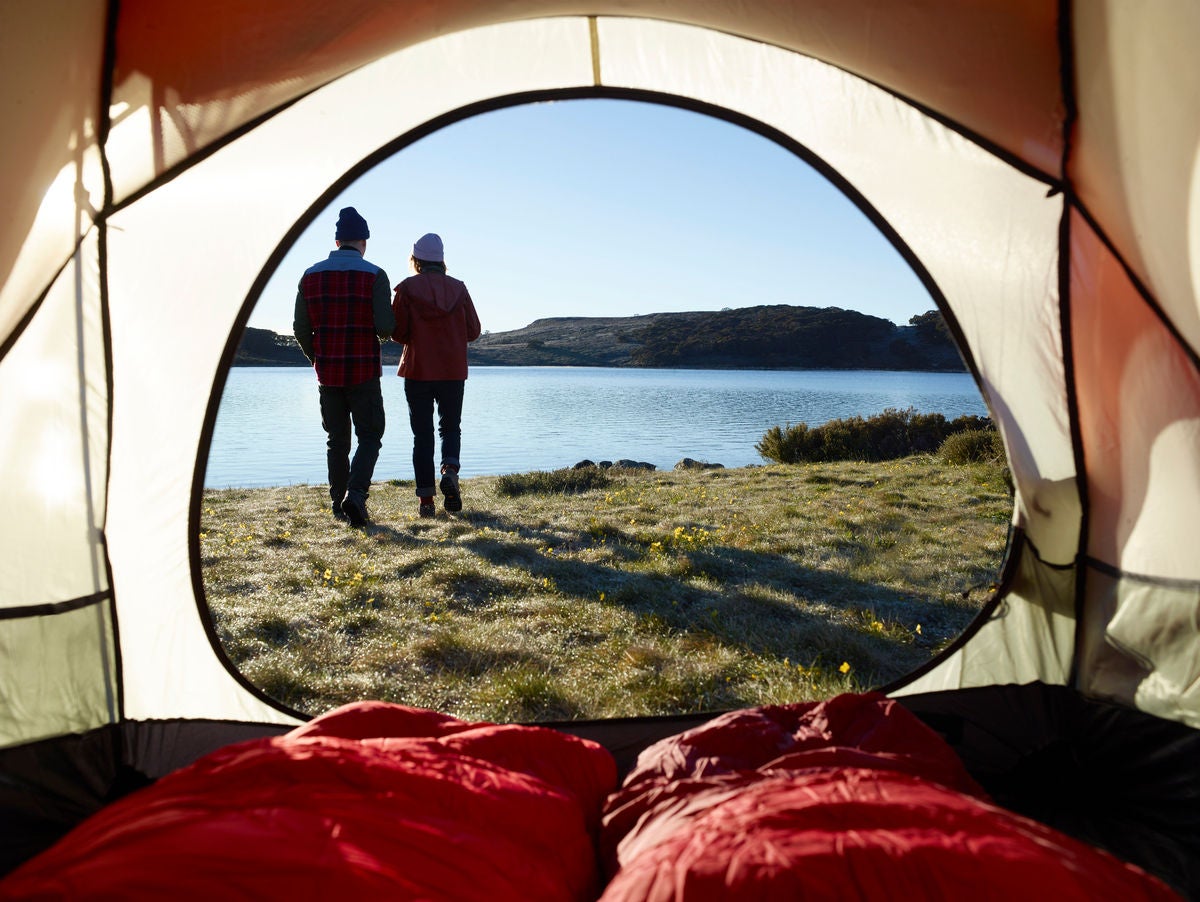 photo-tent-travel-couple-lake-outdoors-beanies