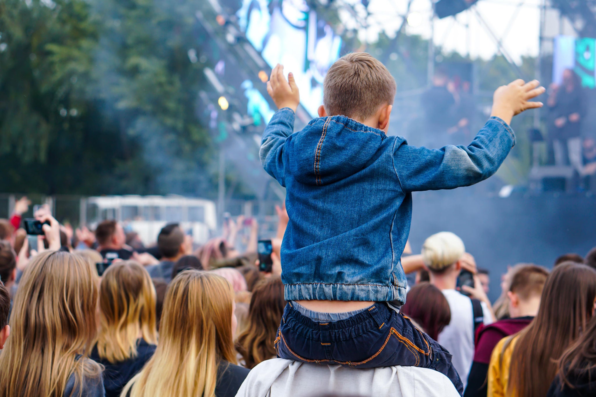 photo-boy-on-dads-shoulders-at-outdoor-concert