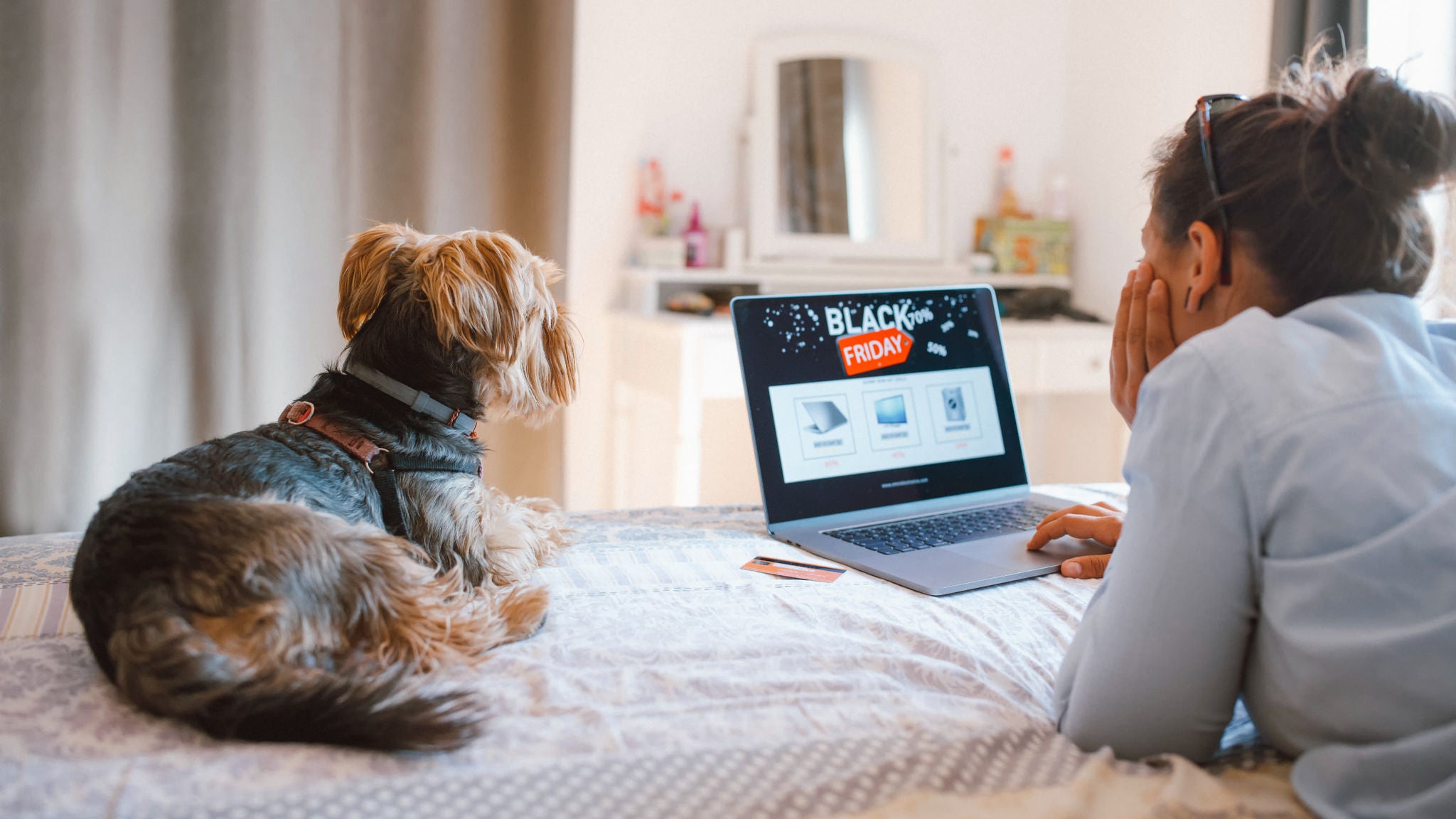 /photo-woman-shopping-black-friday-laptop-bed-dog-min
