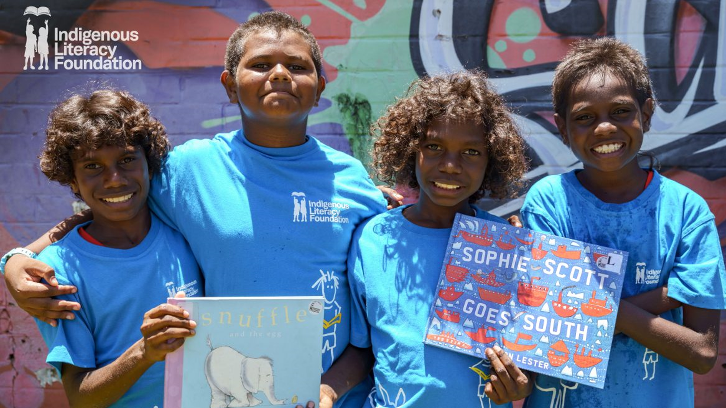 photo-indigenous-kids-smiling-holding-books