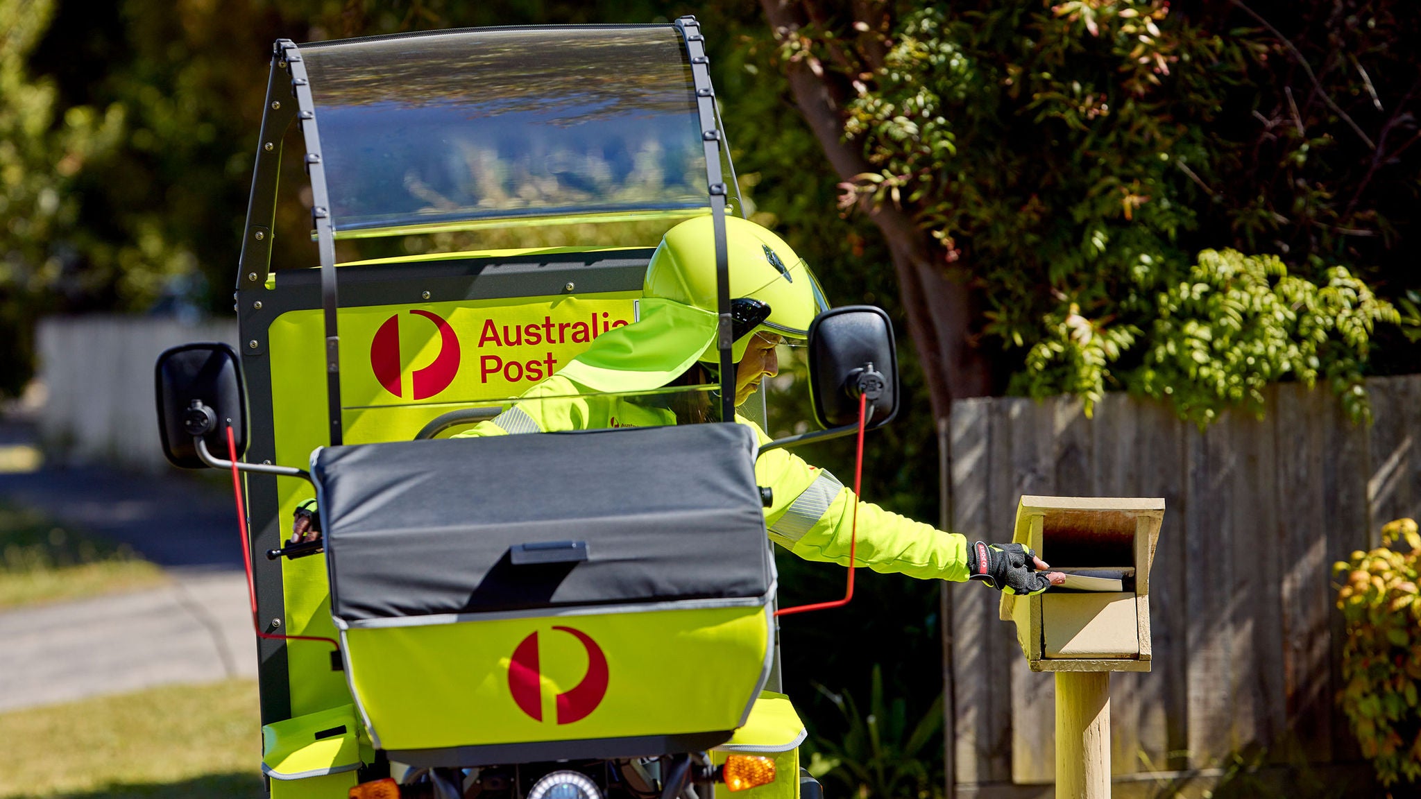 photo-postie-delivering-mail-in-an-electric-delivery-vehicle