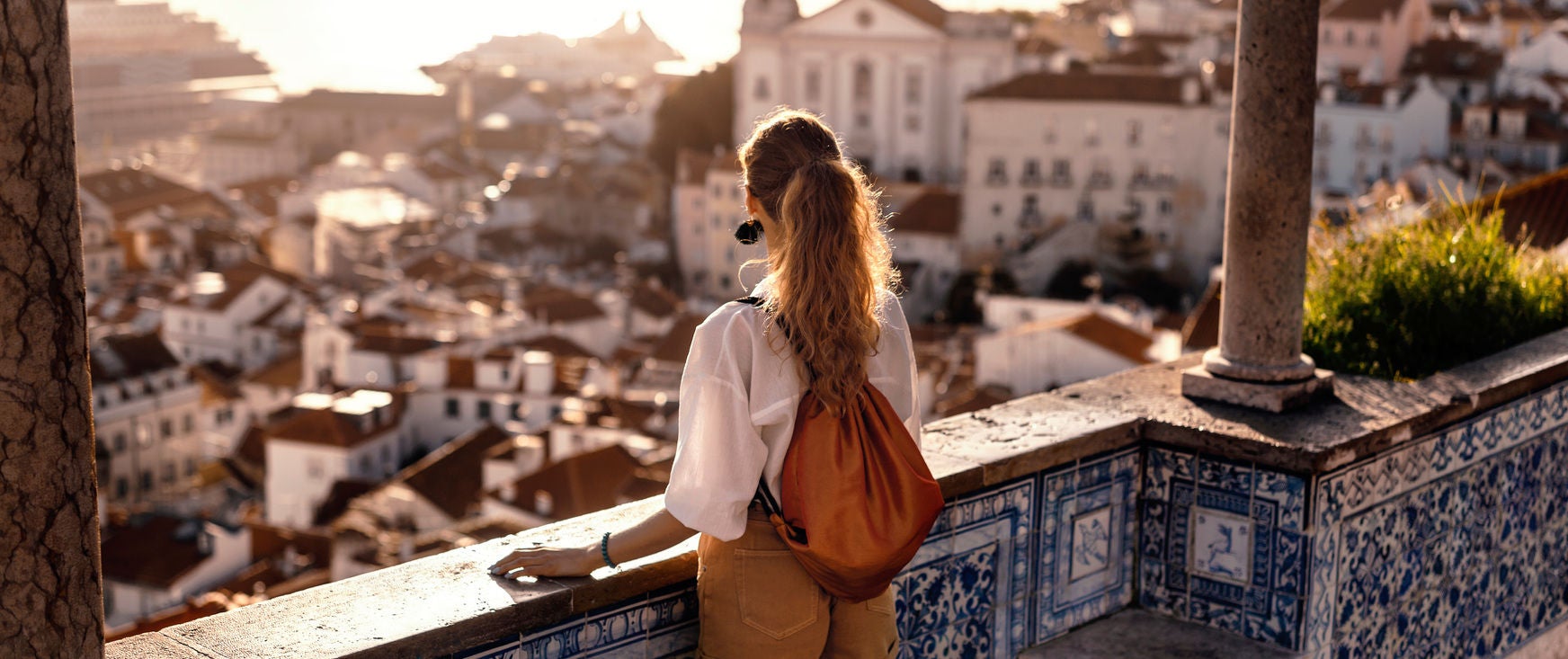 photo-travel-girl-balcony-backpack