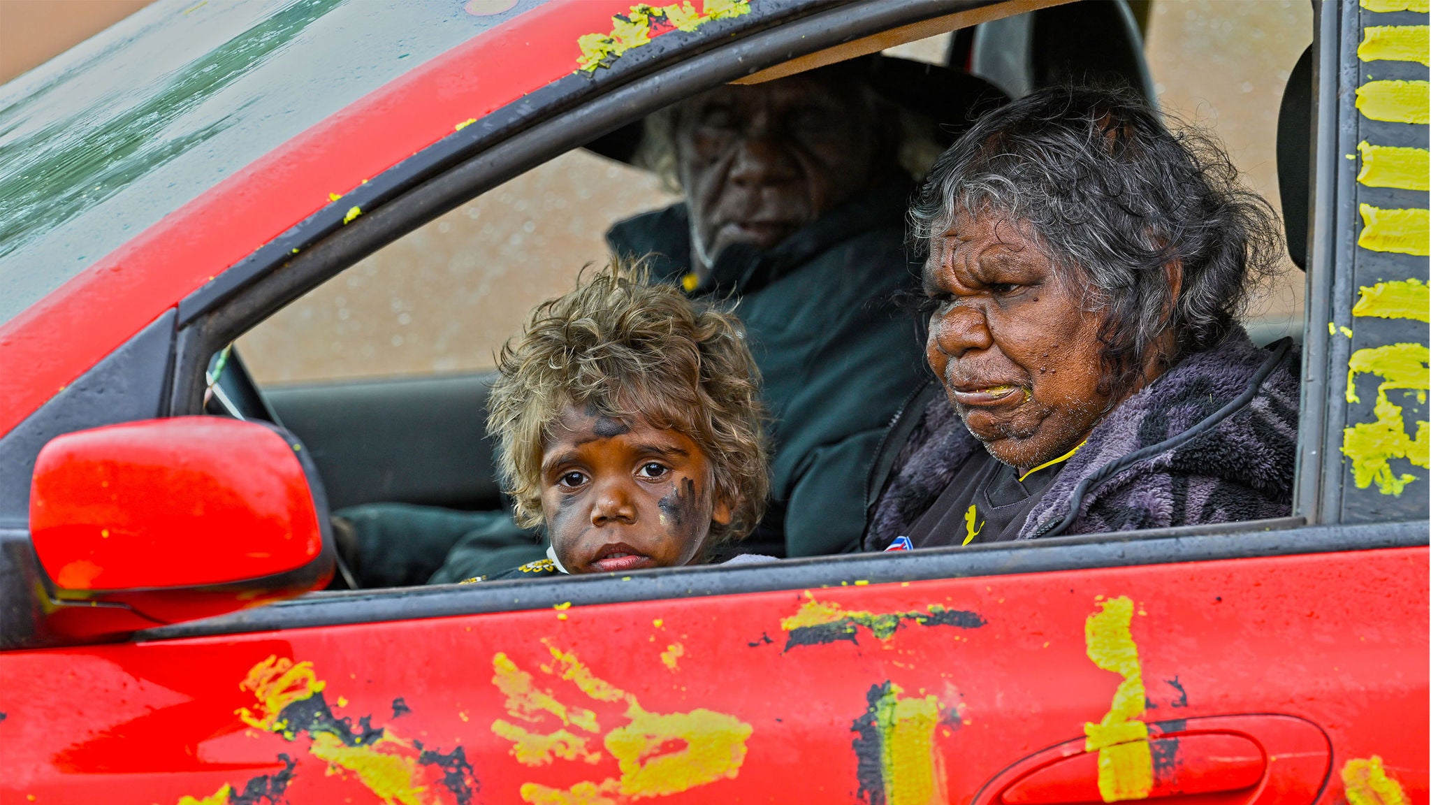 photo-indigenous-family-red-car