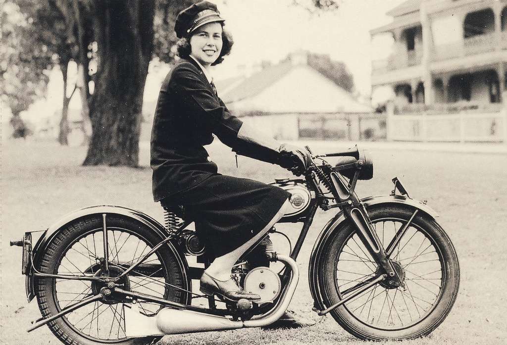 photo-motorcycle-postie-circa-1950