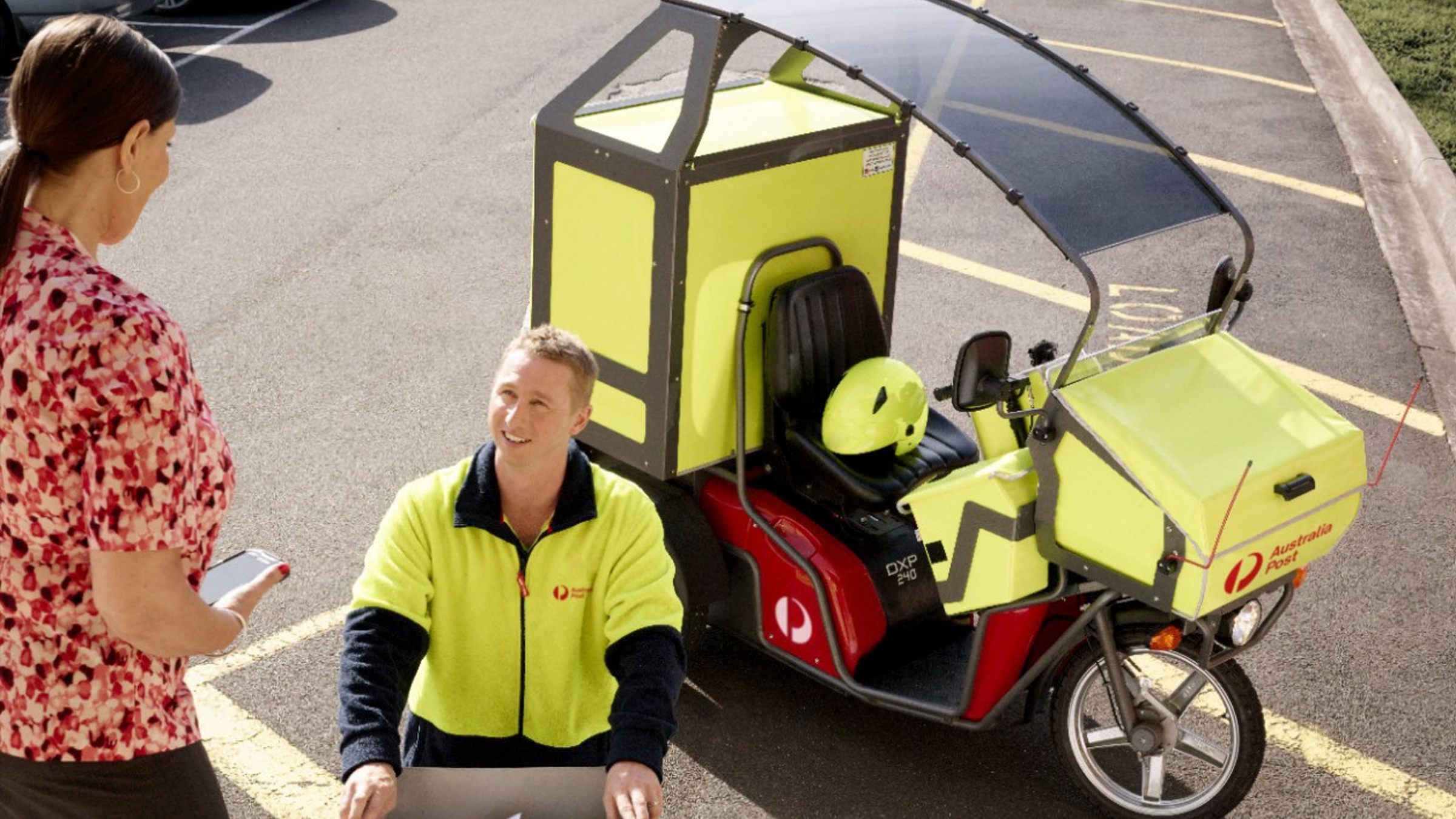 photo-electric-fleet-vehicle-postie-talking-to-woman