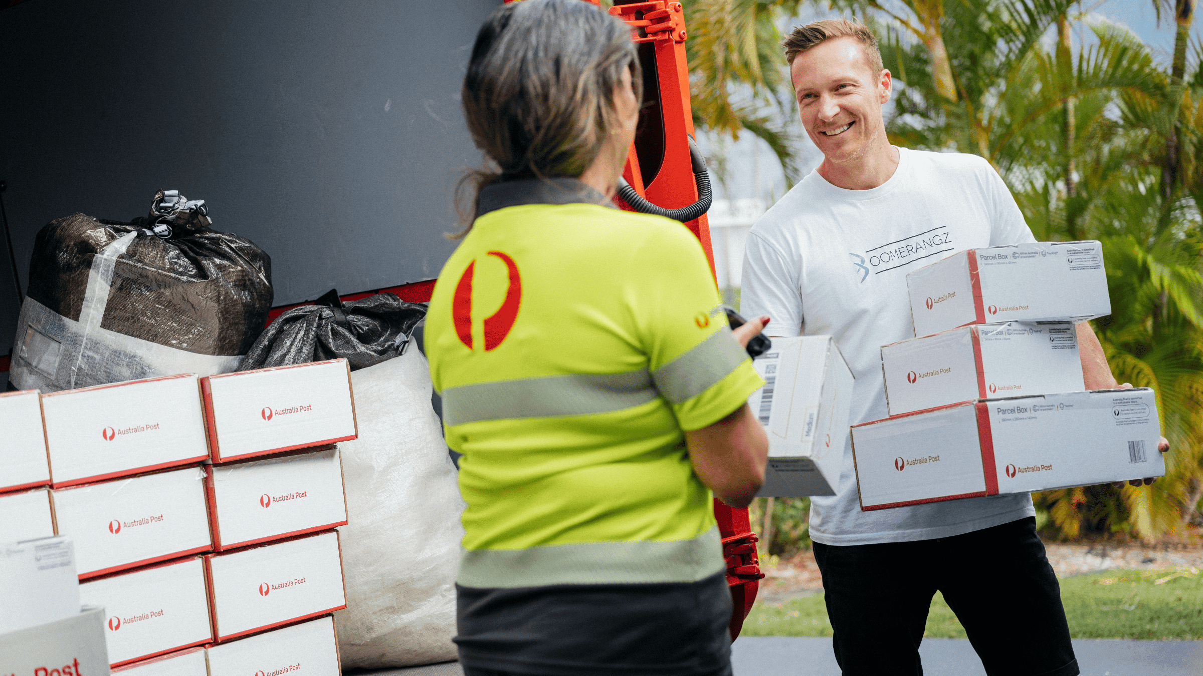 photo-ecommerce-calendar-boomerangz-man-scan-parcel-postie-min